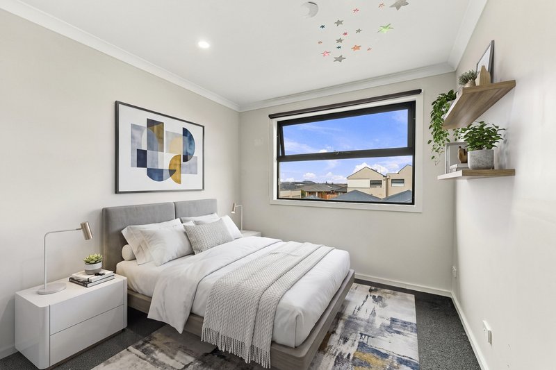 Photo - 40 Lombardy Walk, Deanside VIC 3336 - Image 9