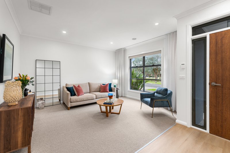Photo - 40 Mount Eccles Way, South Morang VIC 3752 - Image 7