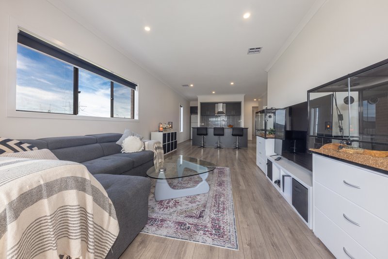 Photo - 40 Needlebush Drive, Sunbury VIC 3429 - Image 4