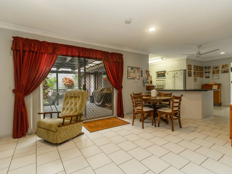 Photo - 40 Owens Crescent, Regents Park QLD 4118 - Image 9