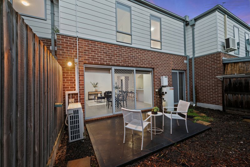 Photo - 40 Palisades Boulevard, South Morang VIC 3752 - Image 15