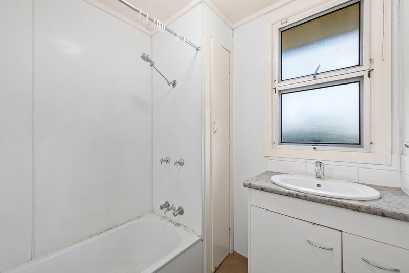 Photo - 40 Poinciana Street, Newtown QLD 4350 - Image 3