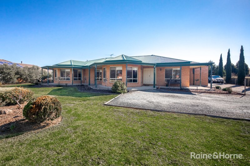 Photo - 40 Rolling Meadows Drive, Sunbury VIC 3429 - Image 2