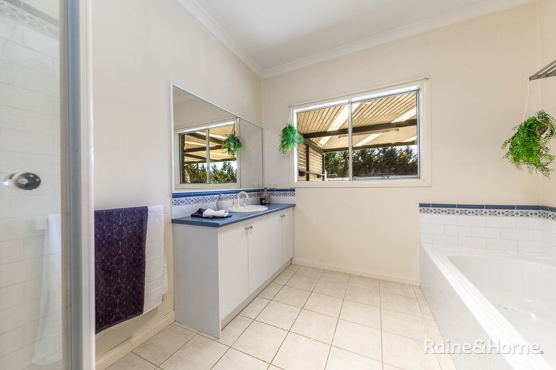 Photo - 40 Rolling Meadows Drive, Sunbury VIC 3429 - Image 16