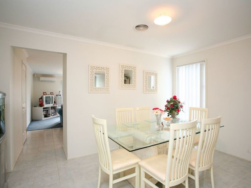 Photo - 40 Scarlet Crescent, Pakenham VIC 3810 - Image 3