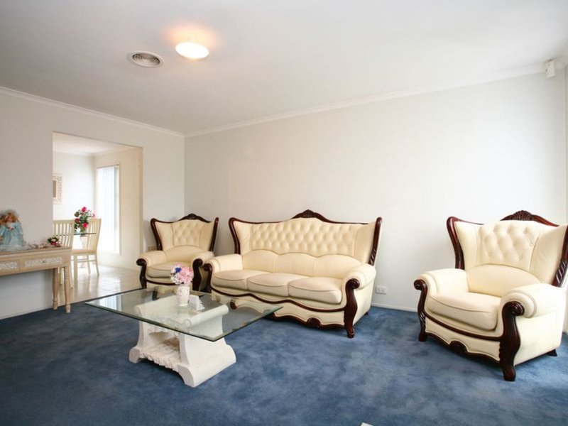 Photo - 40 Scarlet Crescent, Pakenham VIC 3810 - Image 4