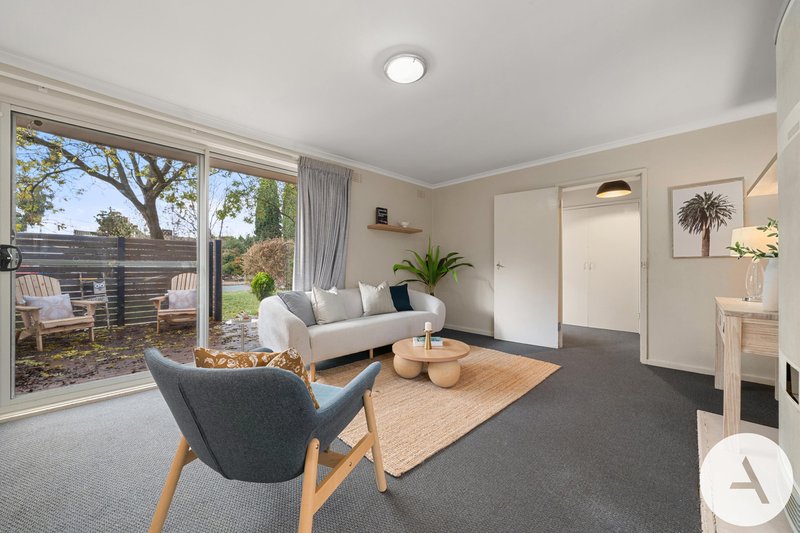 Photo - 40 Simpson Street, Watson ACT 2602 - Image 5