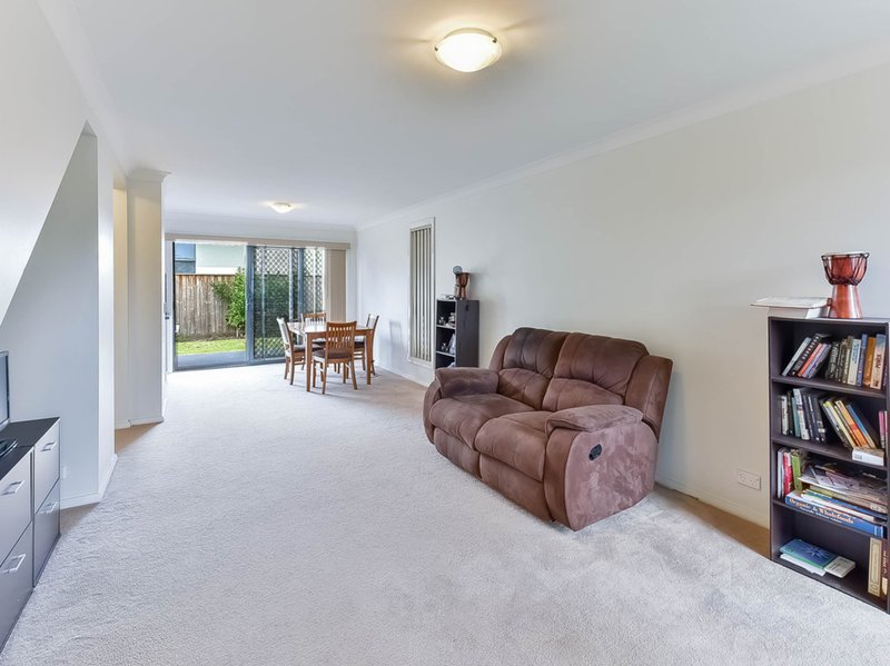 Photo - 40 Sovereign Circuit, Glenfield NSW 2167 - Image 3