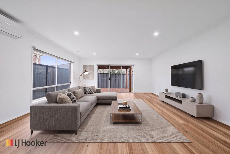 Photo - 40 Spirited Circuit, Craigieburn VIC 3064 - Image 3