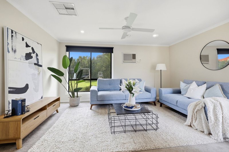 Photo - 40 Underbank Boulevard, Bacchus Marsh VIC 3340 - Image 2