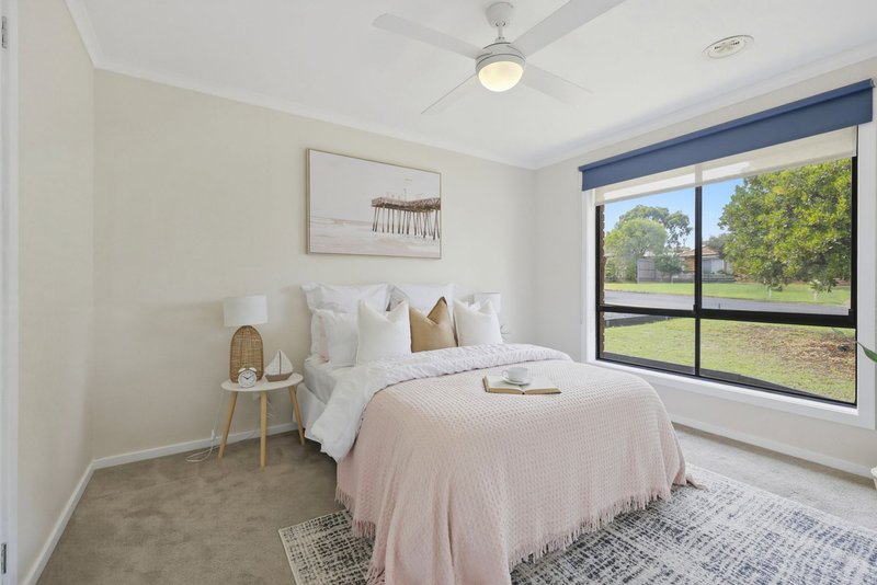 Photo - 40 Underbank Boulevard, Bacchus Marsh VIC 3340 - Image 9