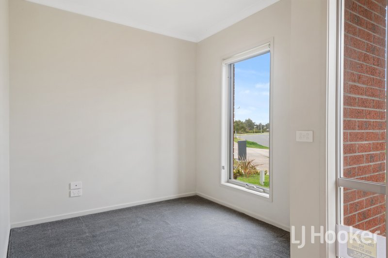 Photo - 40 Waldorf Avenue, Point Cook VIC 3030 - Image 7