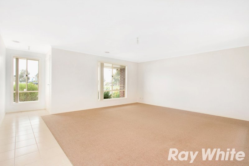 Photo - 40 Webster Way, Pakenham VIC 3810 - Image 2