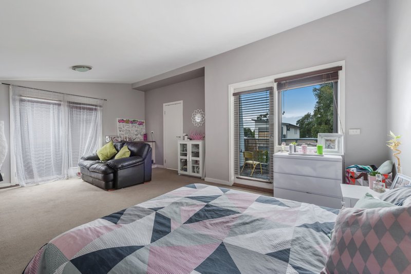 Photo - 401 Hume Drive, Caroline Springs VIC 3023 - Image 2