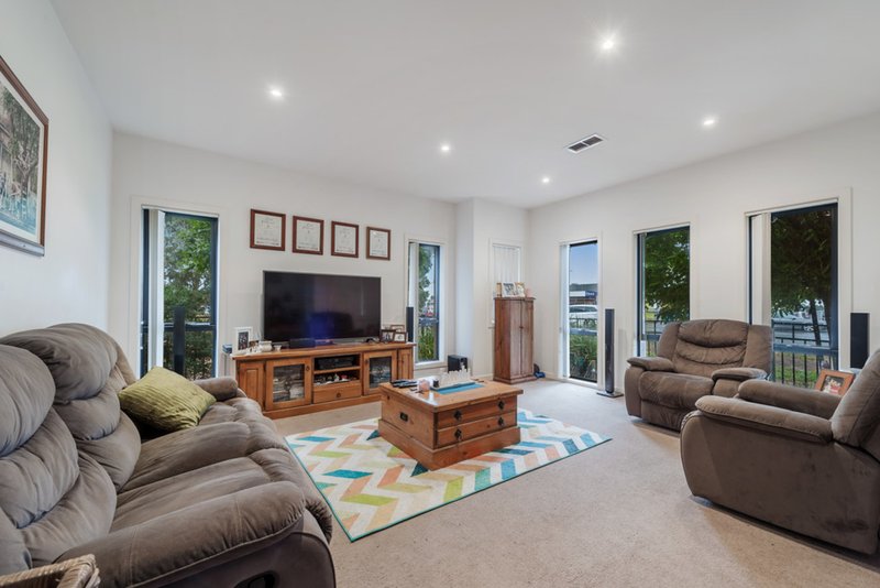 Photo - 401 Hume Drive, Caroline Springs VIC 3023 - Image 5