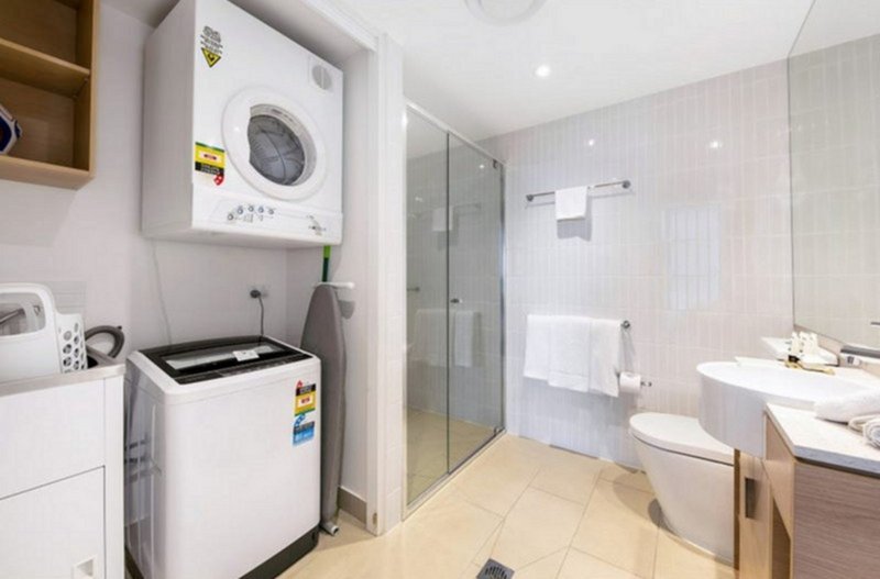 Photo - 401/2663 Gold Coast Highway, Broadbeach QLD 4218 - Image 7