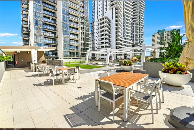 Photo - 401/2663 Gold Coast Highway, Broadbeach QLD 4218 - Image 9