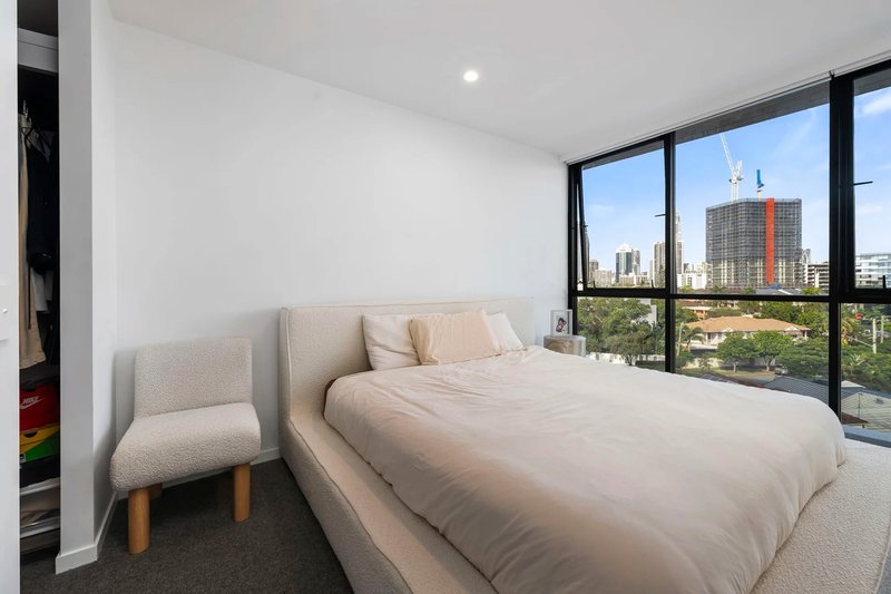 Photo - 401/28-32 Dalpura Street, Surfers Paradise QLD 4217 - Image 5