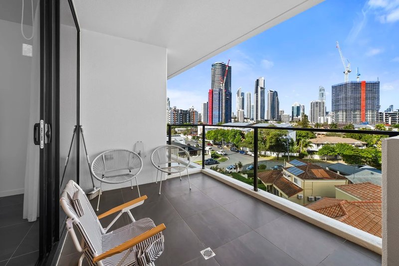 Photo - 401/28-32 Dalpura Street, Surfers Paradise QLD 4217 - Image 9