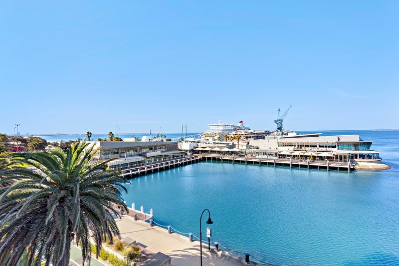 Photo - 402/107 Beach Street, Port Melbourne VIC 3207 - Image 2