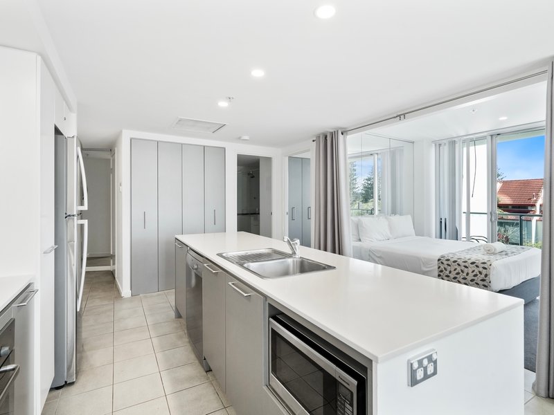 Photo - 402/18 Enderley Avenue, Surfers Paradise QLD 4217 - Image 3