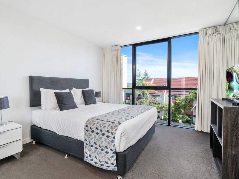 Photo - 402/18 Enderley Avenue, Surfers Paradise QLD 4217 - Image 7