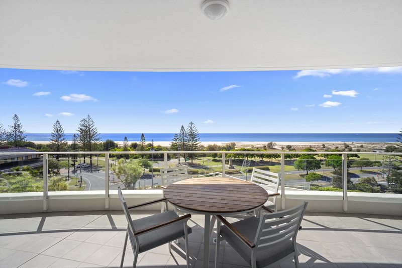 Photo - 402/2 Creek Street, Coolangatta QLD 4225 - Image 2