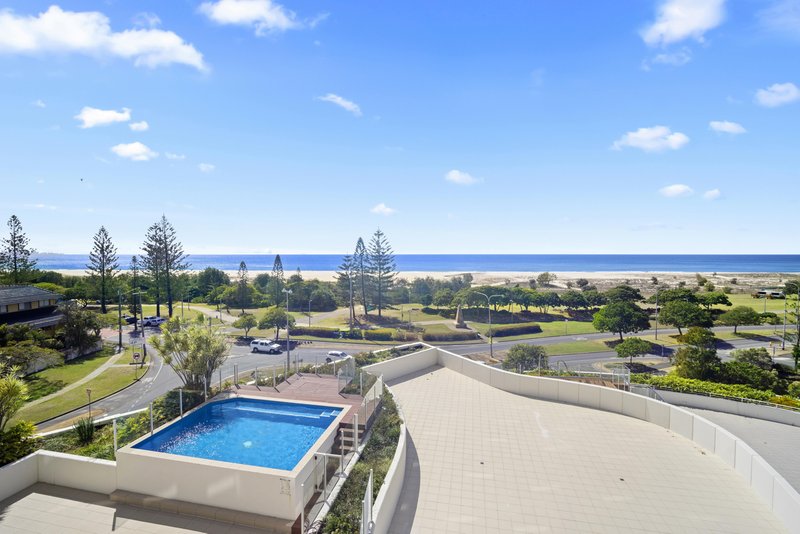 Photo - 402/2 Creek Street, Coolangatta QLD 4225 - Image 3