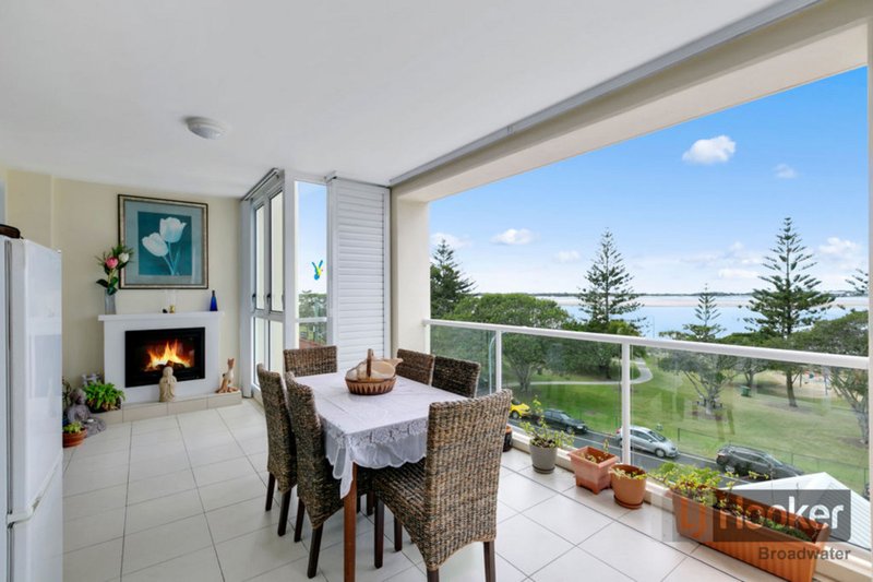 Photo - 402/212-214 Marine Parade, Labrador QLD 4215 - Image 4