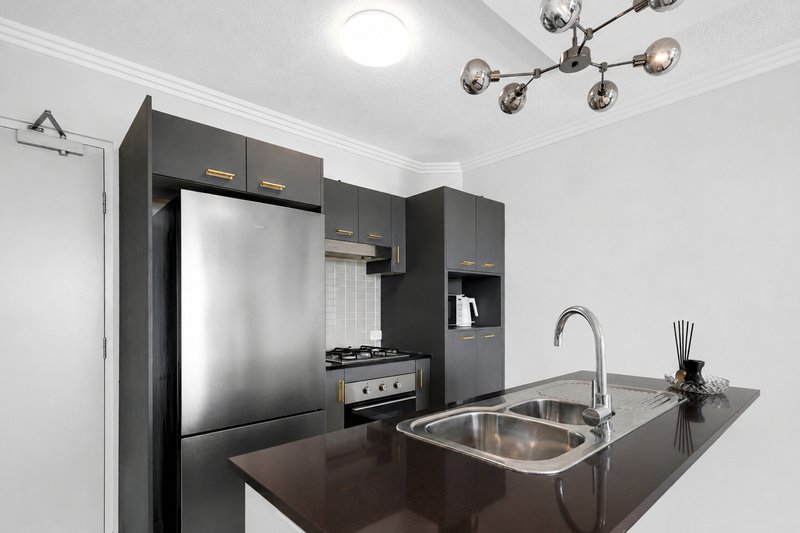 Photo - 402/392 Hamilton Road, Chermside QLD 4032 - Image 3