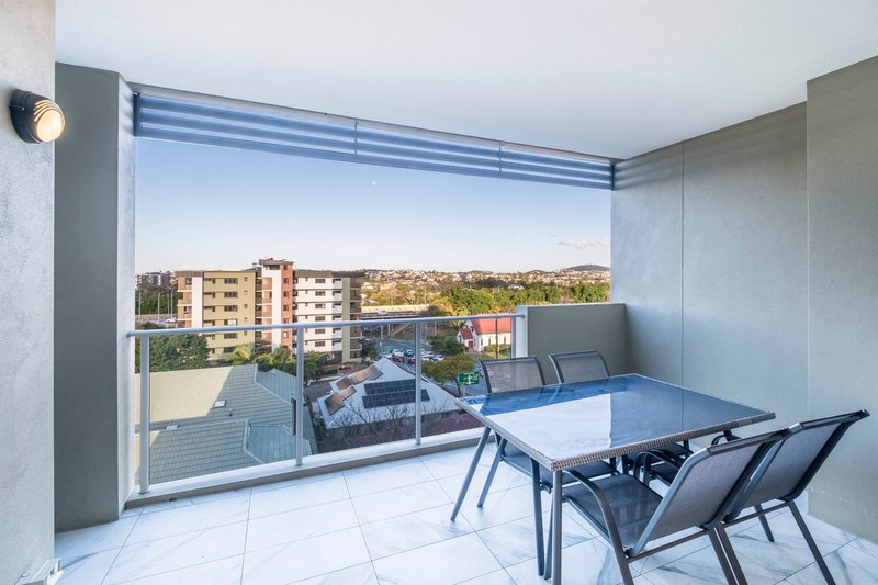 Photo - 402/70-74 Carl Street, Woolloongabba QLD 4102 - Image 8