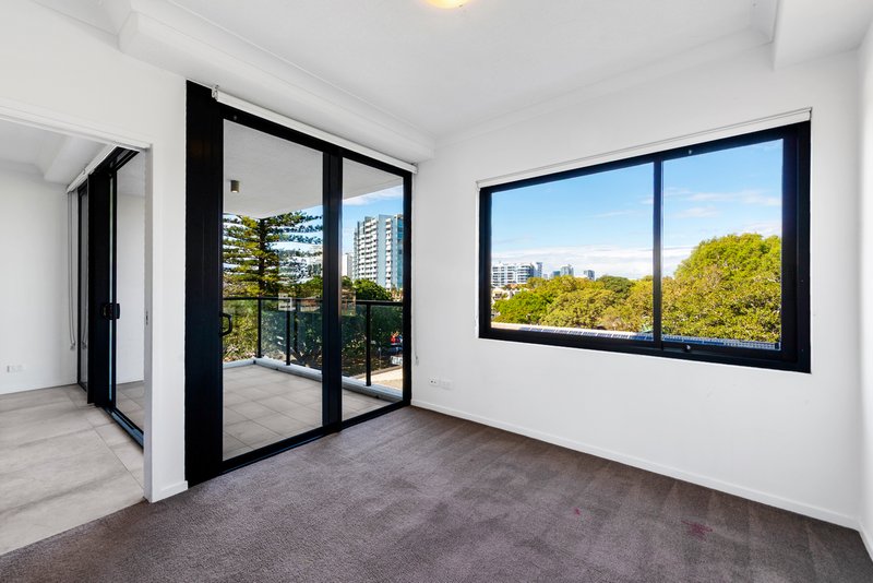 Photo - 404/372 Marine Parade, Labrador QLD 4215 - Image 4