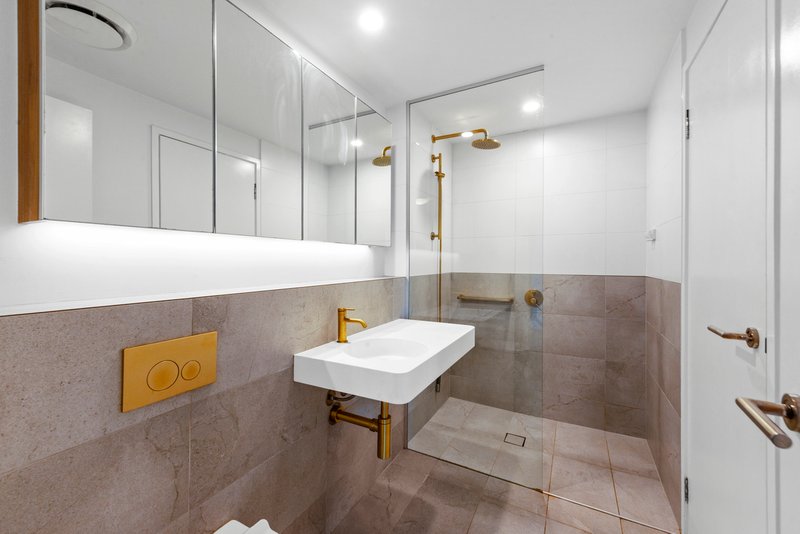 Photo - 404/372 Marine Parade, Labrador QLD 4215 - Image 9
