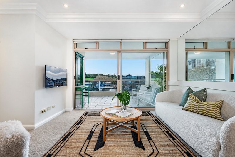 Photo - 405/63 Crown Street, Woolloomooloo NSW 2011 - Image 4