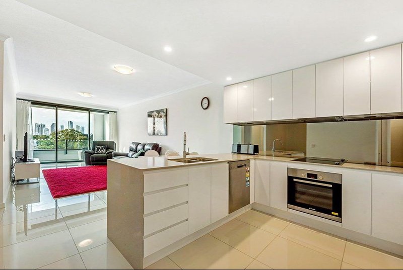 Photo - 406/9-15 Markeri Street, Mermaid Beach QLD 4218 - Image 4