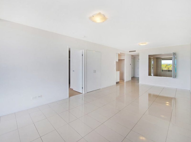 Photo - 407/11 Compass Drive, Biggera Waters QLD 4216 - Image 4