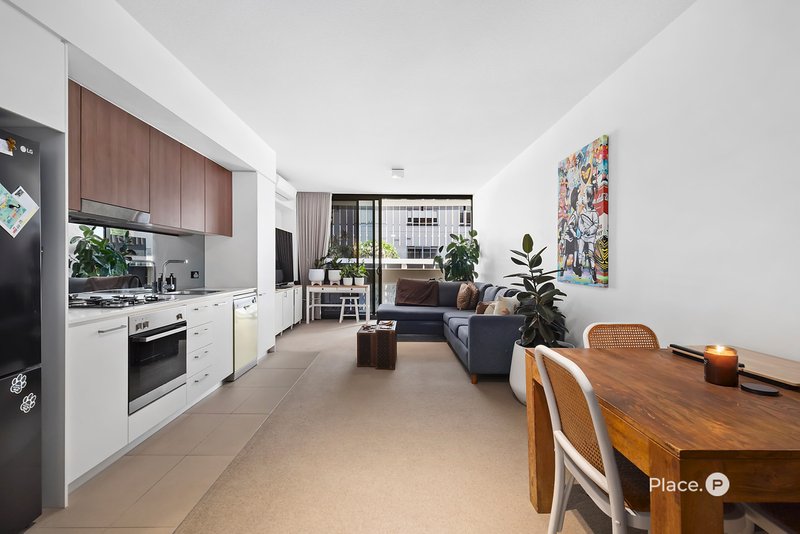 Photo - 407/31 Longland Street, Newstead QLD 4006 - Image 1