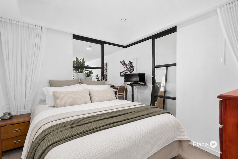 Photo - 407/31 Longland Street, Newstead QLD 4006 - Image 7