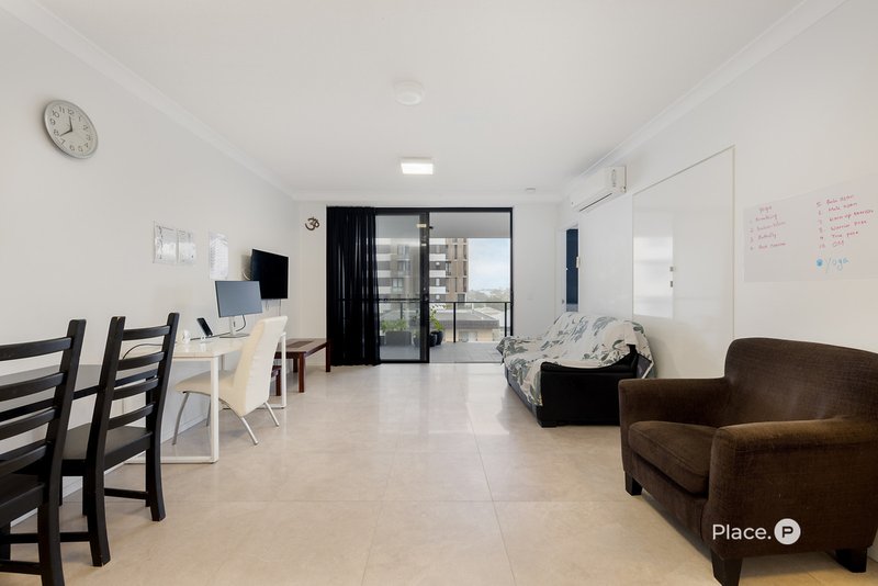 Photo - 408/59 Latham Street, Chermside QLD 4032 - Image 2