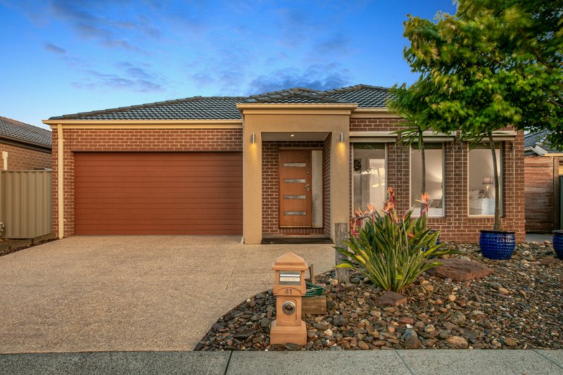 Photo - 41 Ardent Crescent, Cranbourne East VIC 3977 - Image 2