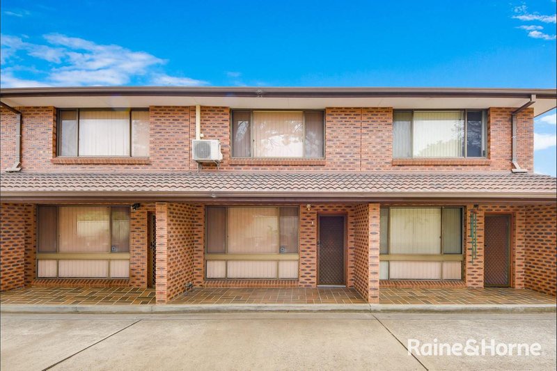 Photo - 4/1 Atchison Road, Macquarie Fields NSW 2564 - Image 2