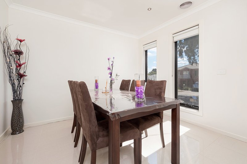 Photo - 41 Axminster Drive, Craigieburn VIC 3064 - Image 4