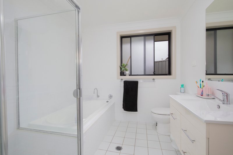 Photo - 41 Billabong Drive, Cameron Park NSW 2285 - Image 10