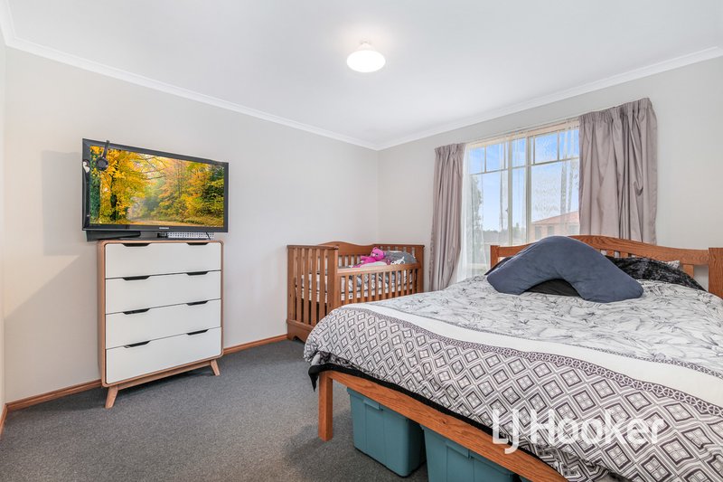 Photo - 41 Central Parkway, Cranbourne West VIC 3977 - Image 7