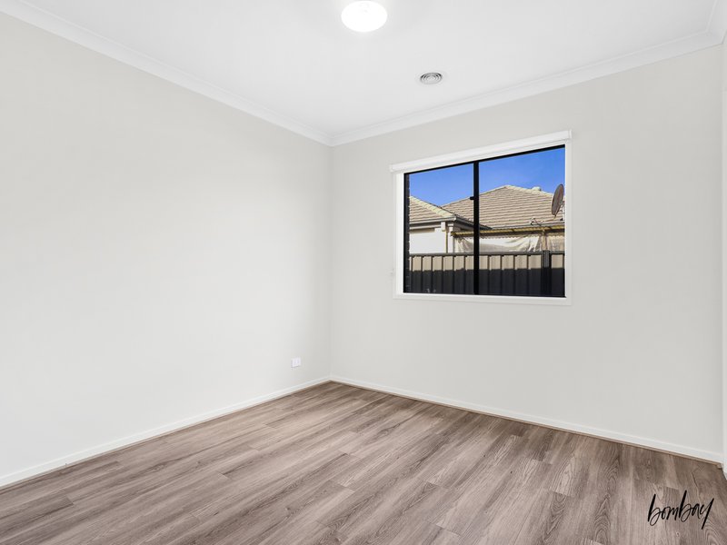 Photo - 41 Coolamon Drive, Craigieburn VIC 3064 - Image 11