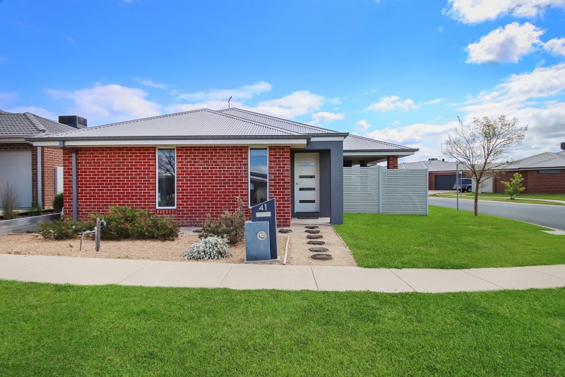 Photo - 41 Derwent Way, West Wodonga VIC 3690 - Image 1