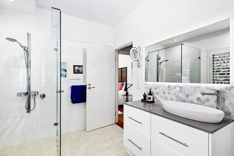 Photo - 41 Esplanade , Point Vernon QLD 4655 - Image 13