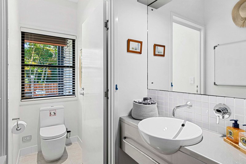 Photo - 41 Esplanade , Point Vernon QLD 4655 - Image 16