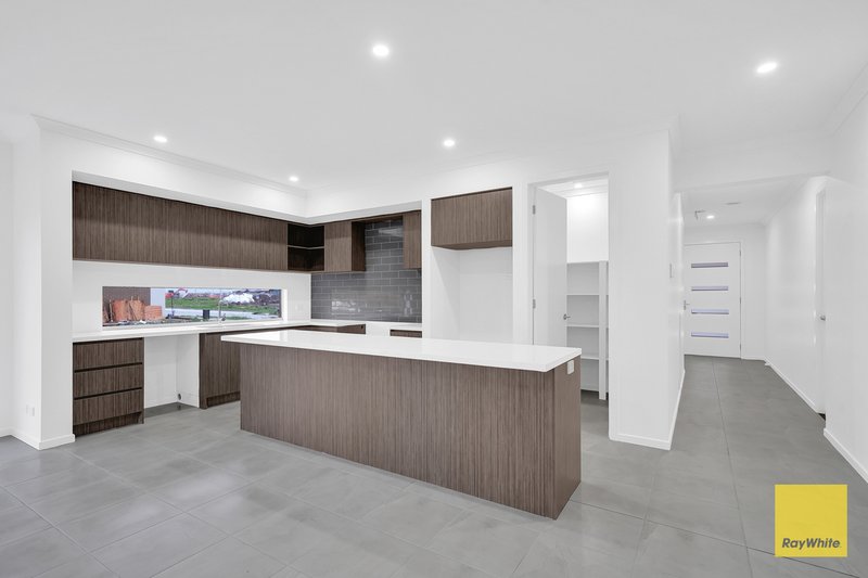 Photo - 41 Gardenvale Avenue, Mambourin VIC 3024 - Image 3