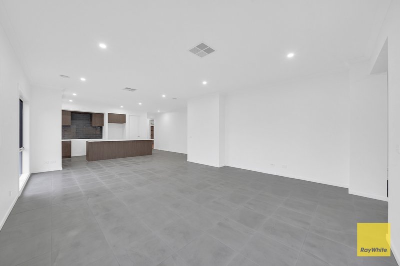 Photo - 41 Gardenvale Avenue, Mambourin VIC 3024 - Image 5